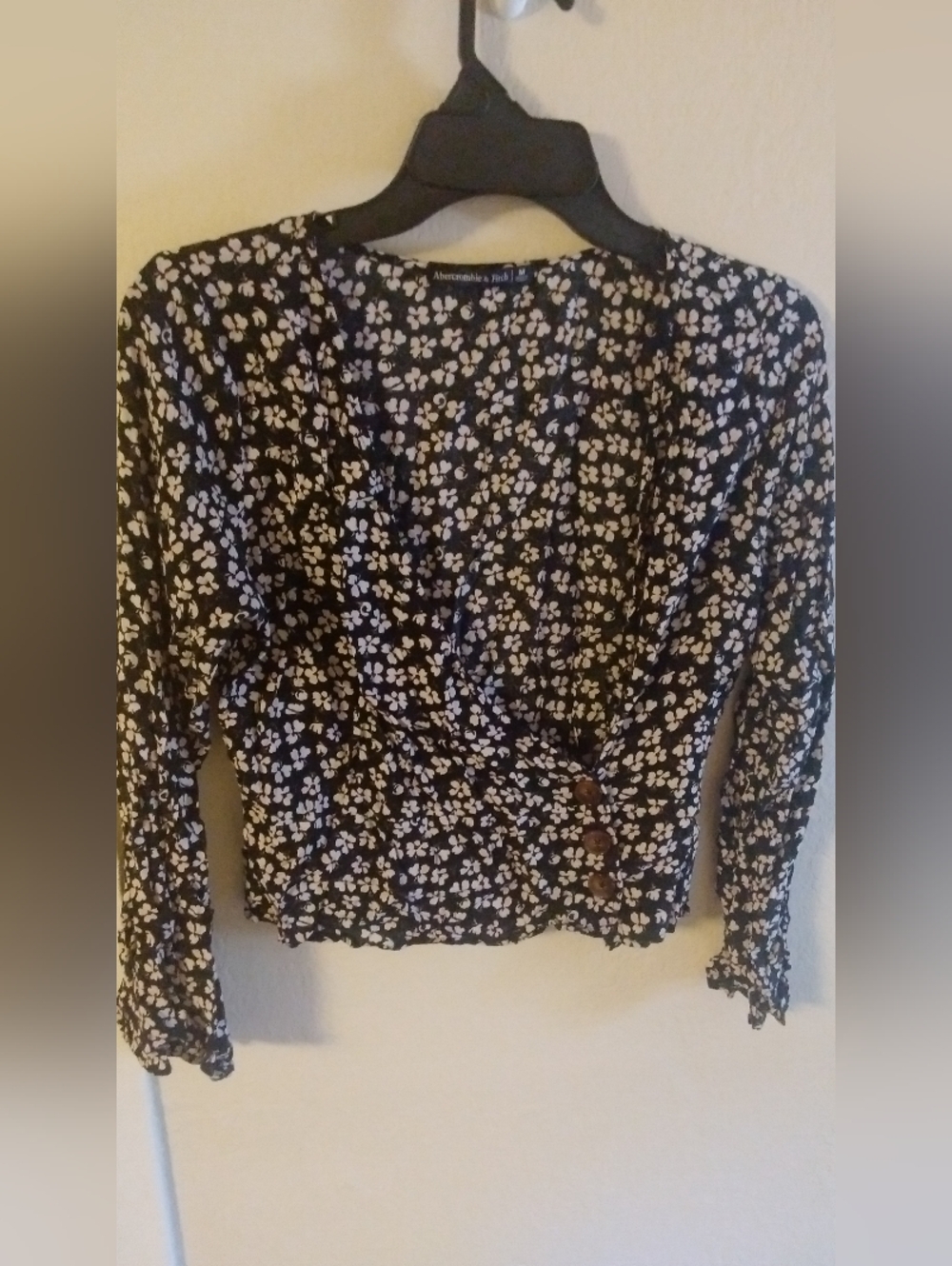 Abercrombie & Fitch Top Crop Wrap Black Black Floral Blouse Med Long Sleeve